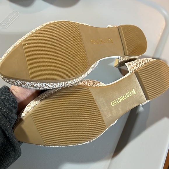 NWOT BRAND NEW WOMENS SLIDES!! SIZE 6 - Picture 2 of 4